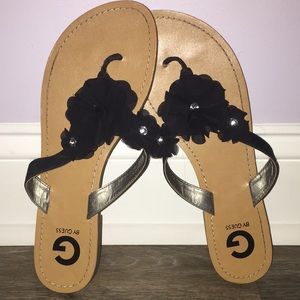These flip-flops are cute and trendy!